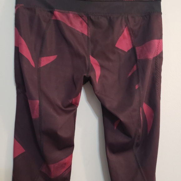 Lululemon Cropped Leggings With Mesh Inserts Size 4 - Picture 5 of 13